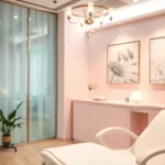 Behandlung in einer zeitgemäßen, einladenden ästhetischen Klinik mit entspannender Atmosphäre.